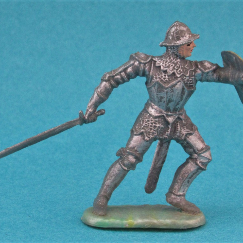8940 4 Chevalier en armure attaquant avec épée et bouclier en avant (II b).